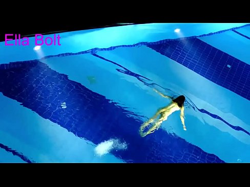 ❤️ Non podo deixar de mirar, unha moza loira que é sorprendida nadando espida na piscina do resort ELLA BOLT ️❌ Vídeo porno en % gl.porn-evooli.ru % ❌️❤